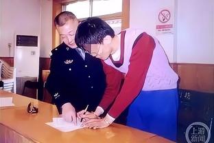 官方：曼联和17岁左后卫哈里-阿马斯签下首份职业合同